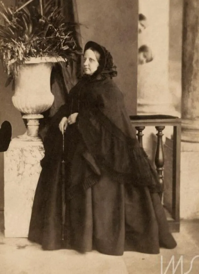 Teresa Cristina, emperatriz de Brasil, recibió un photobomb doble en su foto, por la princesa heredera Isabel y la princesa Leopoldina (1861)
