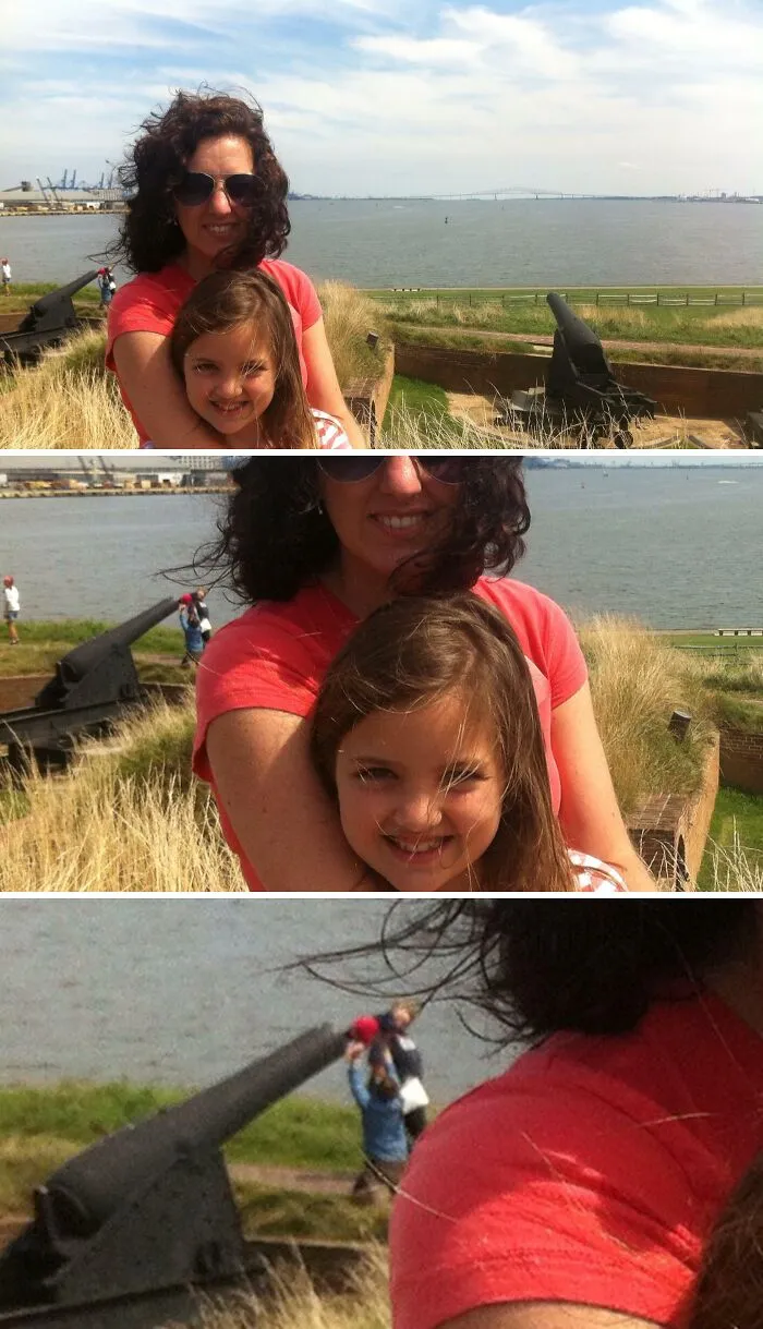 Mujer y niña posando frente al mar con cañón y cameo inesperado divertido en el fondo de la foto arruinada.