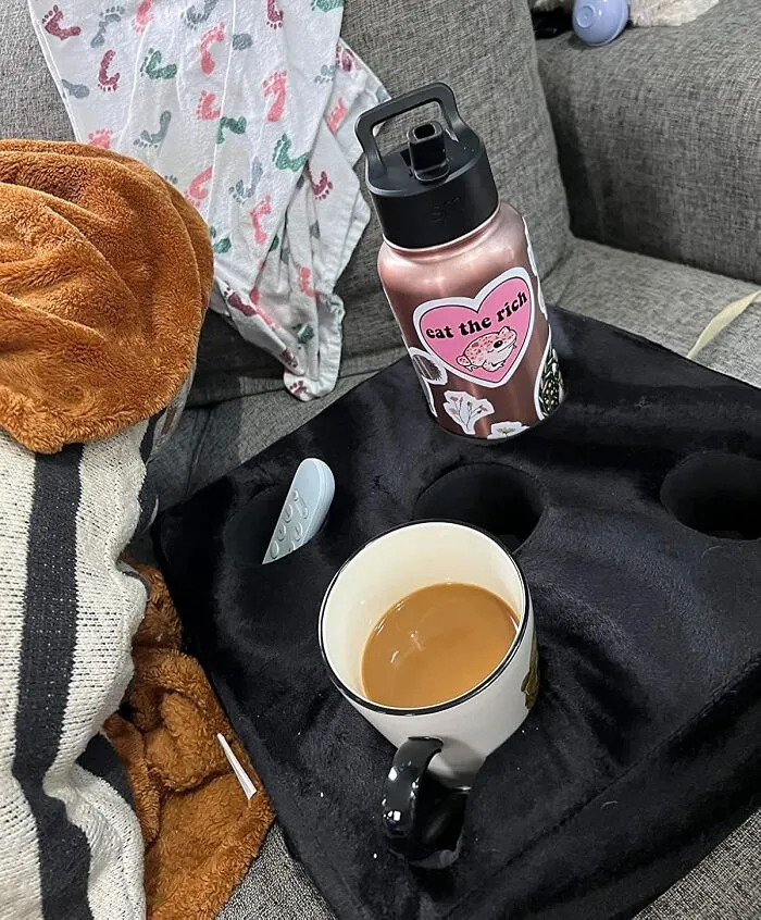 The "Whoops, I Spilled Red Wine On Your Couch" Incident That Haunts Every Host's Nightmares Can Finally Be Prevented With A <a Style="Display:inline;" Href="Https://Www.amazon.com/Cup-Cozy-Pillow-Prevent-Anywhere-Couch/Dp/B078pxqb55?ie=utf8&th=1&linkcode=ll1&tag=bptapir-20&linkid=9568374e84b8076465bd30a59a93e679&language=en_us&ref_=as_li_ss_tl" Target="_blank">   <span Style="Font: Inherit; Color: #d74b1f;"> Cozy Cup Holder Caddy For The Couch </Span>