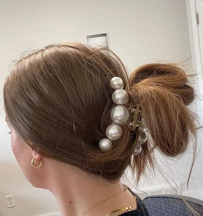 Their Lazy-Day Hairstyle Can Now Officially Be Classified As "Effortlessly Chic" Thanks To These <a Style="Display:inline;" Href="Https://Www.amazon.com/Agirlvct-Barrettes-Nonslip-Accessories-Different/Dp/B08jpyq3xm?ie=utf8&th=1&linkcode=ll1&tag=bpdodo-20&linkid=0a53fe00a3766d1664c3d8dd2dc4235f&language=en_us&ref_=as_li_ss_tl" Target="_blank">   <span Style="Font: Inherit; Color: #d74b1f;"> Large Pearl Claw Clips </Span>