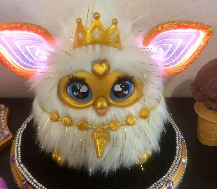  The Slightly Creepy Little Friend From Your Childhood Is Back, And This Time It's Had A Major Hollywood Glow-Up As The <a Style="Display:inline;" Href="Https://Www.amazon.com/Furby-Interactive-Activated-Animatronic-Exclusive/Dp/B0dnnn8dtd?dib=eyj2ijoimsj9.6qyyusebkj5pjr5lohzvttm7v2jmddhtwhngvzdchnnluvth213hurrbrcjvpqsd827g_6p-6ljzxw1i2k6wpijtmobh7caphwm1k0qmejgurxd3nl9zyr5-Jnvrpm388ve_qobmnditbp56qzqkmwmu3uxo5oxvwsora7ih6oi.ex7qoy0ns-5su50ovijbl1bjzf7v2h9n9xcco88c3f0&dib_tag=se&qid=1763711968&sr=8-52&srs=121541889011&xpid=i1sxyuhg5n0fb&linkcode=ll1&tag=bprabbit-20&linkid=54e4f273ac95969b29de8de048a4822b&language=en_us&ref_=as_li_ss_tl" Target="_blank">   <span Style="Font: Inherit; Color: #d74b1f;"> Interactive Glam Gold Furby </Span>