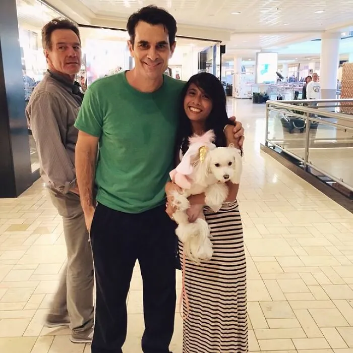 Una fan se toma una foto con Ty Burrell de Modern Family y se cuela un photobomb épico: Bryan Cranston