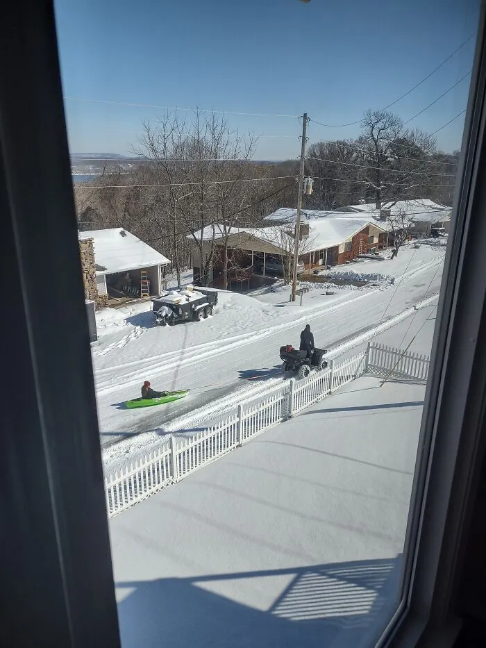 Mis papás se tuvieron que quedar en la casa del lago debido a la nieve. Mi mamá me envió esto y dijo: “Tu papá y su amigo están fuera de control”