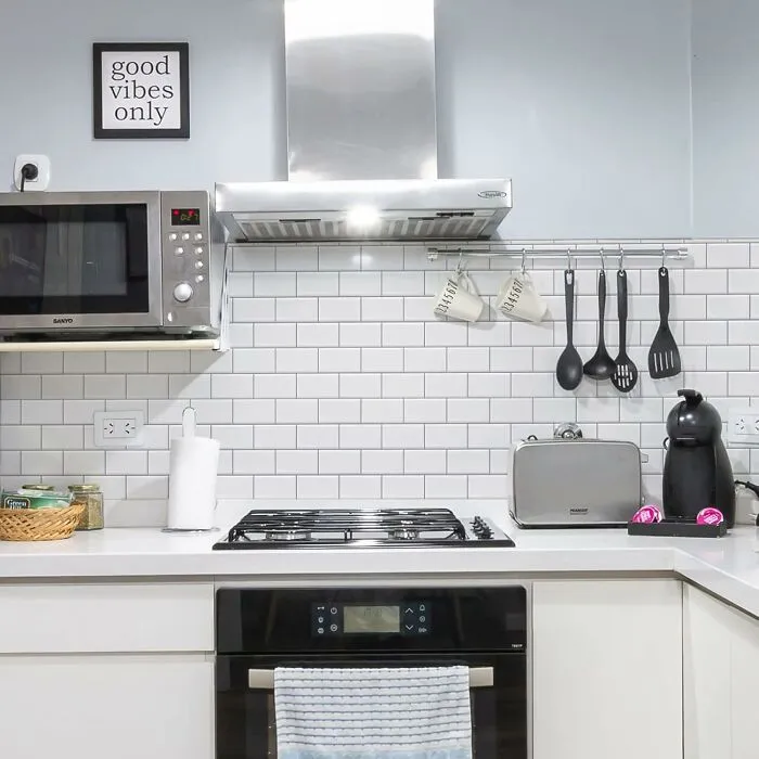 Your Kitchen's Witness Protection Program For Those Sad, Dated Tiles Has Finally Arrived In The Form Of A <a Style="Display:inline;" Href="Https://Www.amazon.com/Dp/B07drgbzpm?ascsubtag=7323455%2c19%2c28%2cd%2c0%2c0%2c0%2c1396%3a1%3b1338%3a1%3b1515%3a2%2c19140915%2c0%2c0%2cgoogle&btn_ref=srctok-B290fc8891c85e4c&th=1&linkcode=ll1&tag=bpbuffalo-20&linkid=63117a11303d22171e58413c36cb2d26&language=en_us&ref_=as_li_ss_tl" Target="_blank"> <span Style="Font: Inherit; Color: #d74b1f;"> Peel And Stick Backsplash </Span>