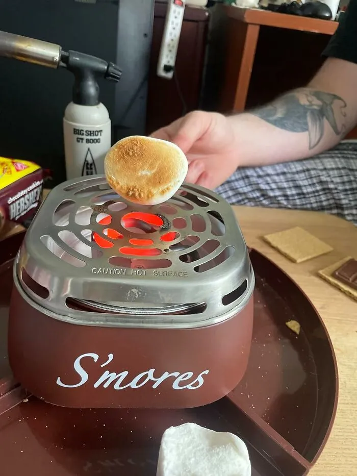 The Office's Official "We're Having A Five-Minute-Mental-Breakdown-But-Make-It-Delicious" Station Has Arrived With An <a Style="Display:inline;" Href="Https://Www.amazon.com/Nostalgia-Smm200-Stainless-Compartment-Marshmallows/Dp/B00py05vms?ie=utf8&th=1&linkcode=ll1&tag=bpapple-20&linkid=c0b34e25d9408481efcc7c9a1908d674&language=en_us&ref_=as_li_ss_tl" Target="_blank">  <span Style="Font: Inherit; Color: #d74b1f;"> Indoor Electric S'mores Maker </Span>