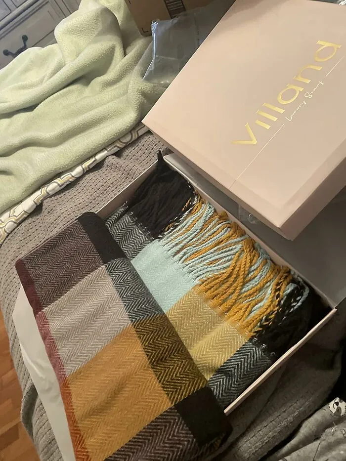  This Buttery Soft <a Style="Display:inline;" Href="Https://Www.amazon.com/Villand-Womens-Wool-Scarf-Checked/Dp/B09bcs16m9?ie=utf8&th=1&linkcode=ll1&tag=bpdodo-20&linkid=1d8cb4cb528778769c6246fb7b791d4e&language=en_us&ref_=as_li_ss_tl" Target="_blank">   <span Style="Font: Inherit; Color: #d74b1f;"> Cashmere Scarf </Span> That's Basically A Socially Acceptable Excuse To Wear Their Favorite Blanket Out Of The House