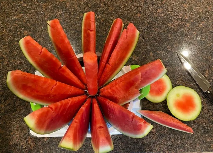  The Annual Summer Wrestling Match You Have With A Giant Watermelon In Your Kitchen Can Be Won In Seconds By A <a Style="Display:inline;" Href="Https://Www.amazon.com/Zah-Multifunctional-Handheld-Divider-Watermelon/Dp/B07rlqh4g8?ie=utf8&linkcode=ll1&tag=bpkiwi-20&linkid=9e6b33a6d27447e8b290b937f76764f1&language=en_us&ref_=as_li_ss_tl" Target="_blank">  <span Style="Font: Inherit; Color: #d74b1f;"> Melon Slicer </Span>