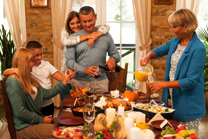 35 Thanksgiving Dinners Where The Main Course Was Turkey And The Side Dish Was Pure Drama