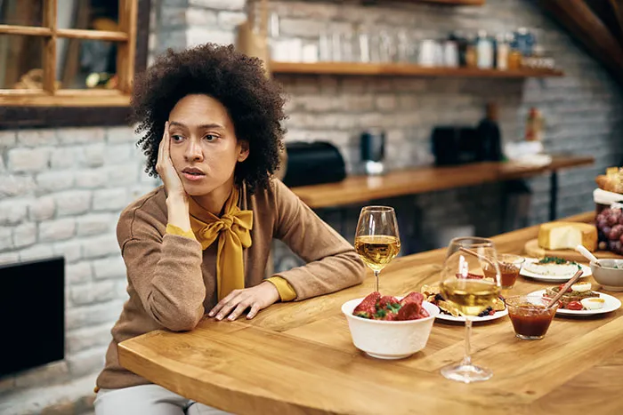 “Don’t Touch My TV”: 44 Thanksgiving Hosts Call Out Behaviors They Can’t Stand From Their Guests