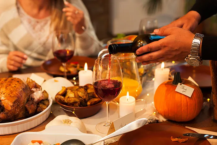 “Don’t Touch My TV”: 44 Thanksgiving Hosts Call Out Behaviors They Can’t Stand From Their Guests