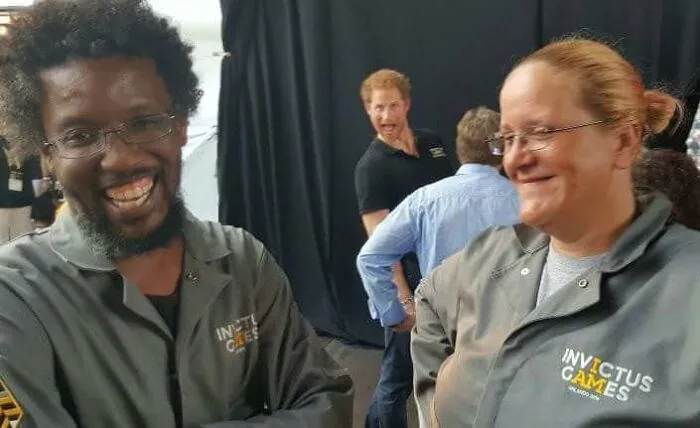 Les presento a mi amigo Derek, con el príncipe Harry haciéndole un photobomb, mientras trabajaba en los Juegos Invictus el año pasado.