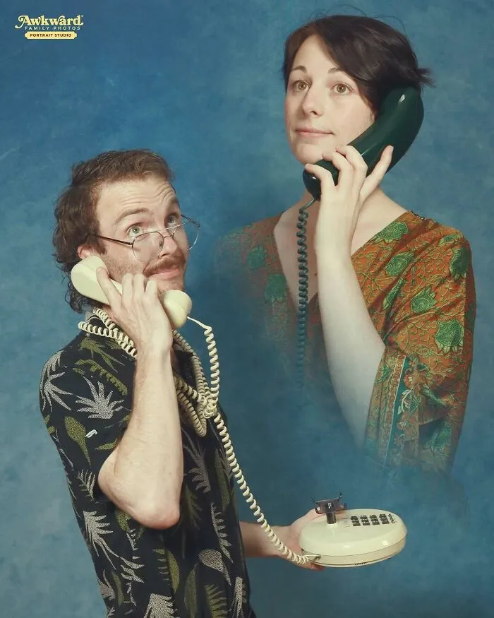 Pareja posando con teléfonos antiguos en una foto familiar divertida y memorable, un fallo clásico de fotos familiares.