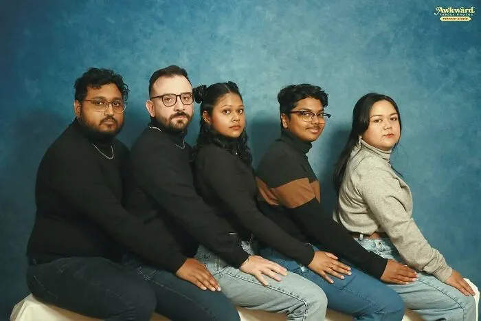 Grupo familiar posando de manera divertida y poco convencional en una sesión de fotos con fallos familiares inolvidables.