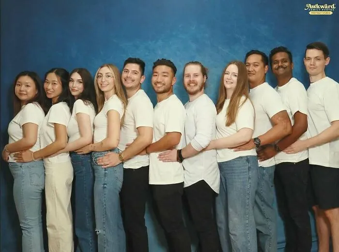 Grupo grande de personas posando juntas en foto familiar divertida, ejemplo de fallos en fotos familiares para internet.