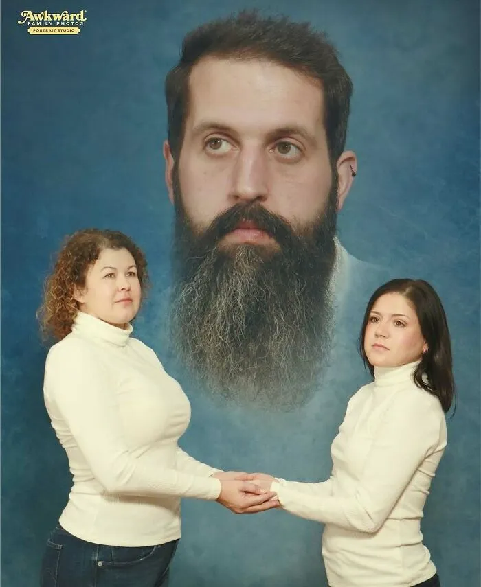 Retrato familiar con dos mujeres de blanco sosteniendo manos y un gran rostro flotante con barba, ejemplo de fallos en fotos familiares.