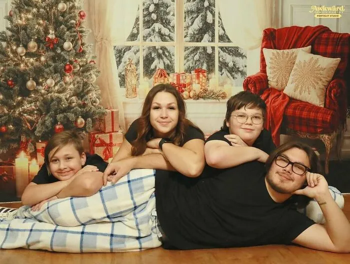 Familia posando junto al árbol de Navidad en una foto familiar divertida que se hizo viral por sus fallas memorables.