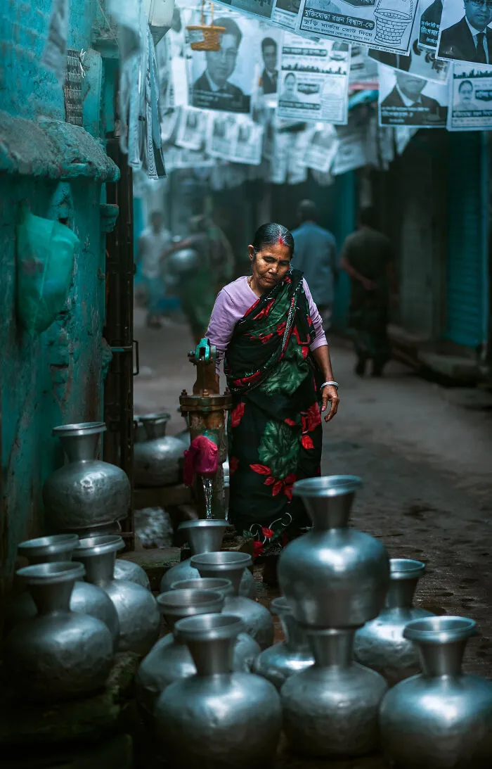 I Travel The World Capturing Everyday Life, And These Are Some Of My Favorite Street Photos (40 Pics)