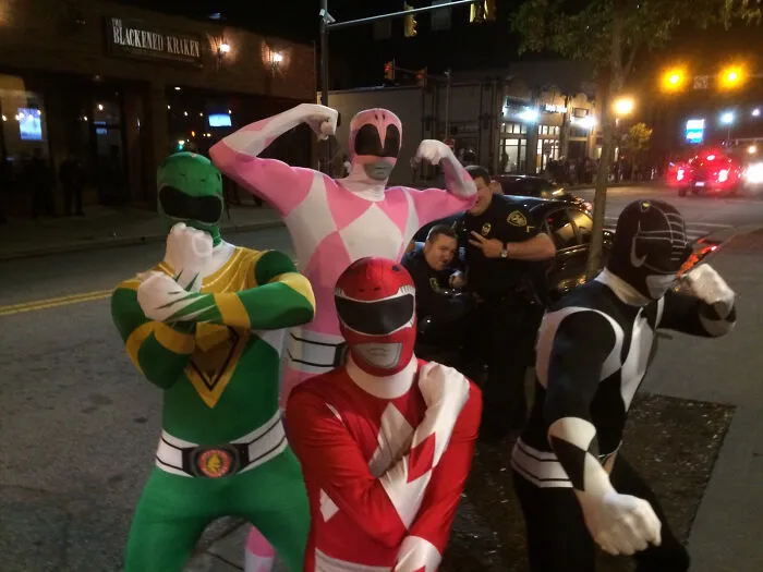 Hice esta foto con mis amigos y luego vi a los policías al fondo