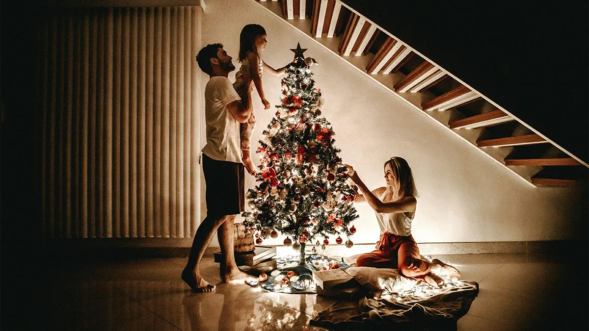 Hey Pandas, AITA For Confronting A Family Who Tried To Remove Watermarks From My Christmas Photos?
