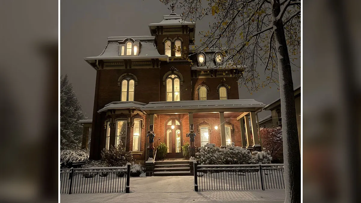 50 Beautiful Old Houses That Show How Craftsmanship Has Stood The Test Of Time (New Pics)