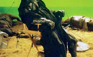 50 Weird Behind-The-Scenes Images That Put A Whole New Spin On Your Favorite Films (New Pics)