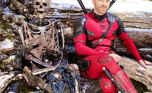 50 Weird Behind-The-Scenes Images That Put A Whole New Spin On Your Favorite Films (New Pics)
