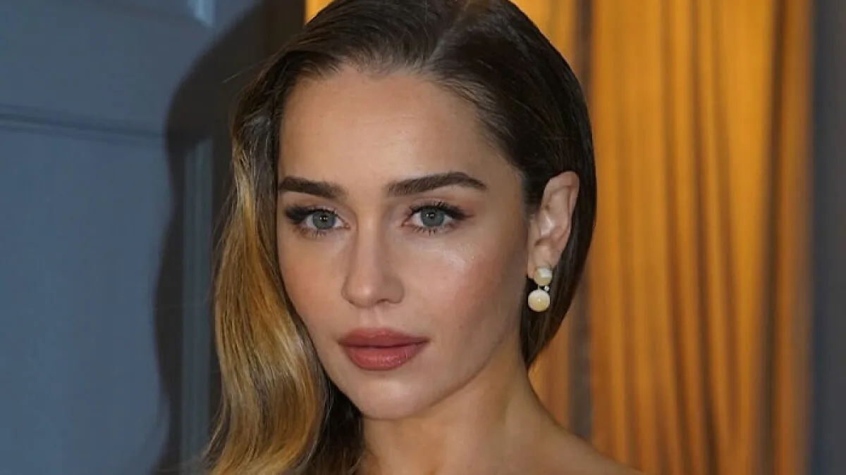 “Same Surgeries, Same Hollywood Face”: Internet Has Mixed Feelings About Emilia Clarke’s Latest Appearance