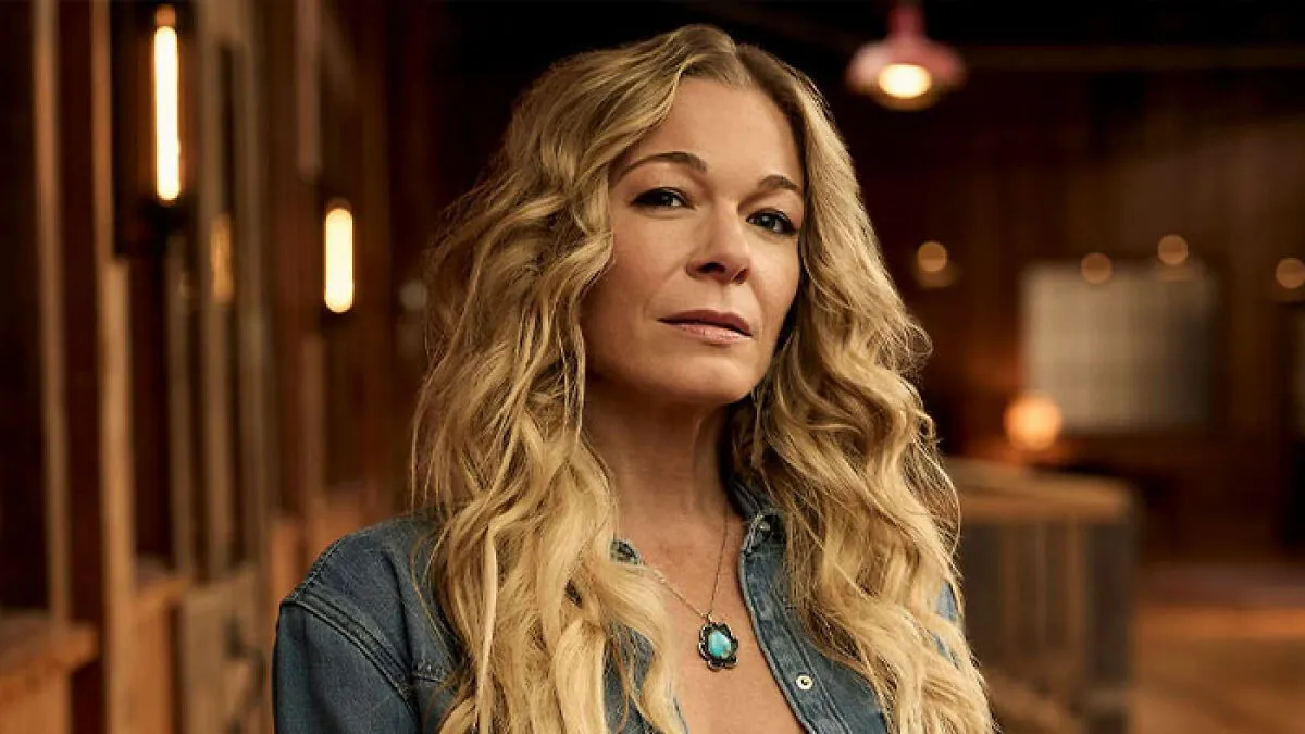 Weeks After Her Teeth Fell Out On Stage, LeAnn Rimes Speaks Out About Plastic Surgery Rumors