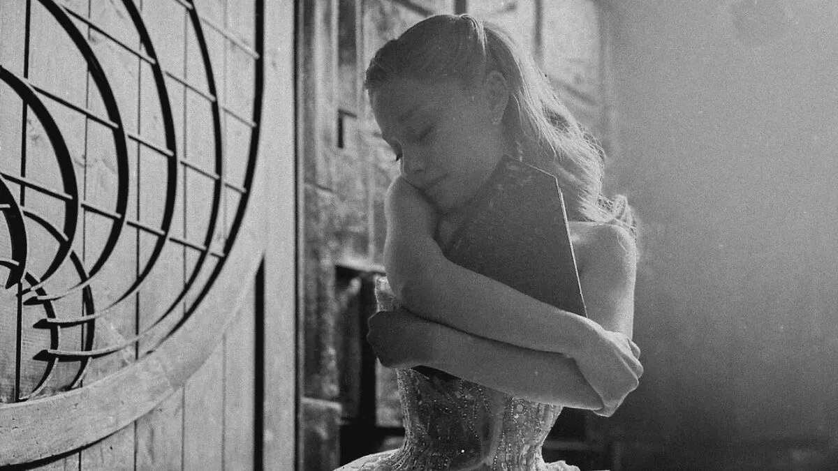 "Emotional Age Regression": Fans Notice Something "Unsettling" About Recent Ariana Grande Snap