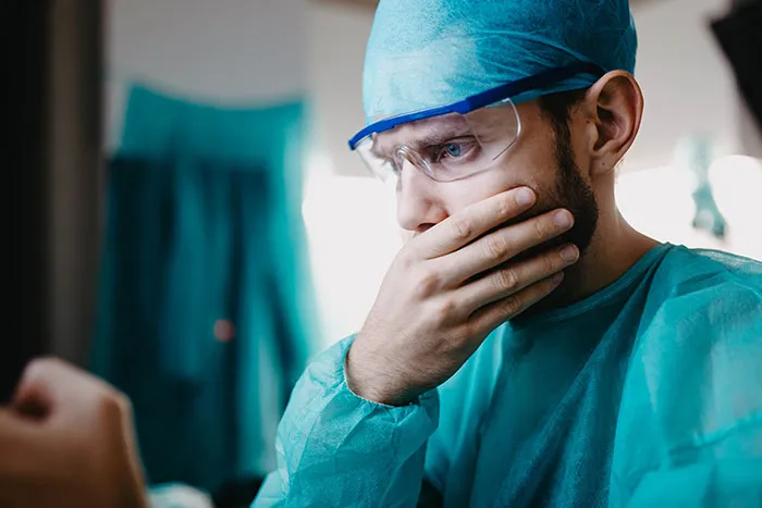 20 Cirujanos y médicos recuerdan sus peores momentos en los que algo salió mal
