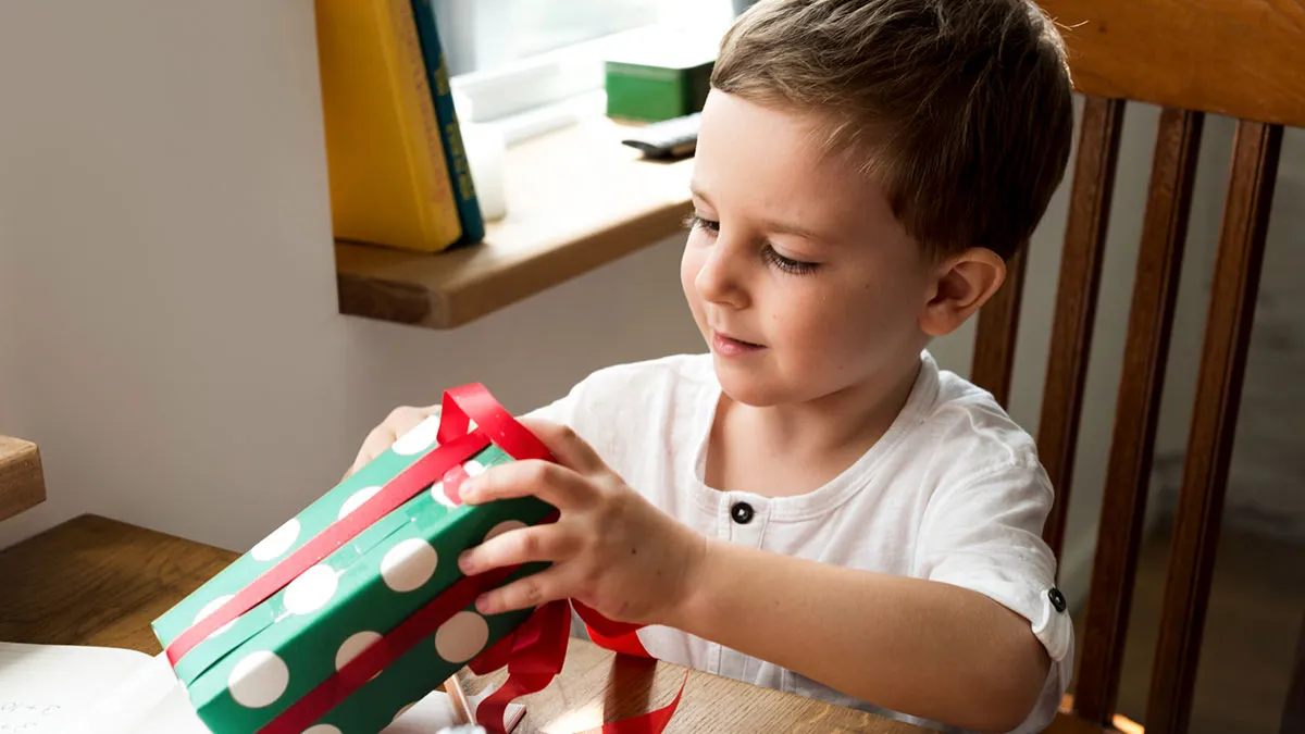 Mom Suspects Ex Is Hiding Trackers In Kids’ “Gifts,” Reports Him The Moment She Sees Proof