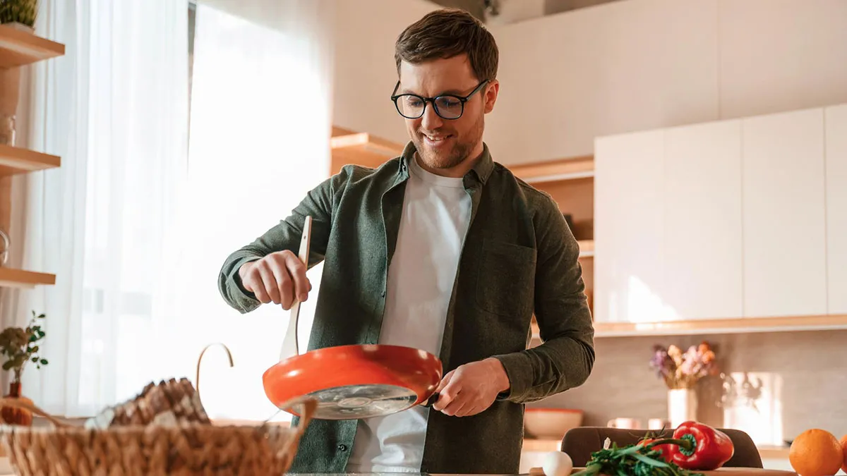 Trad Wife Mocks Brother For Doing “Womanly” Things, Loses It When He Won’t Cook For Her Hungry Kids