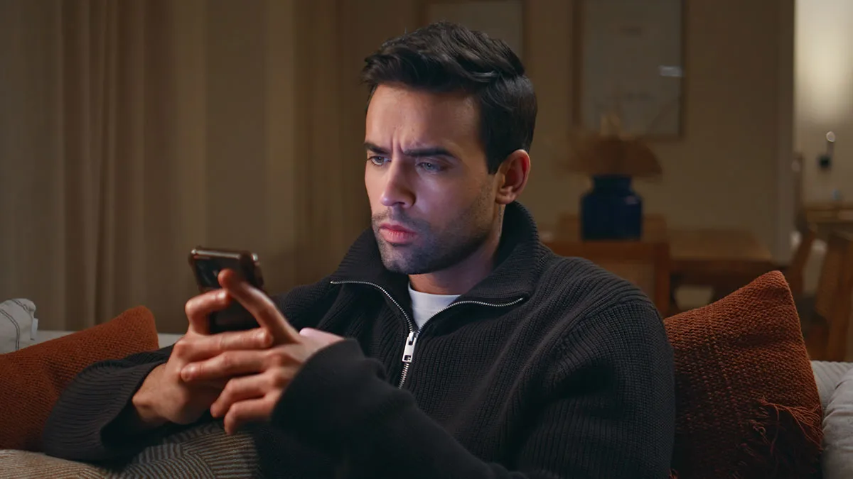 Man Sees Red After Accidentally Reading The Texts His Mother Has Been Sending To His Girlfriend