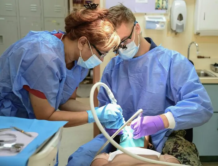 “She Had Mold”: 37 Times Dentists Had To Try Hard Not To Show Their Surprise And Disgust