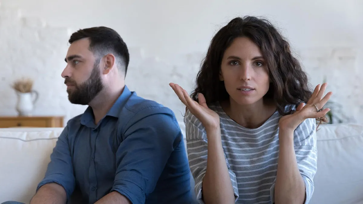 BF Keeps Choosing His Female Friends, GF Reaches Her Breaking Point When One Stays Over