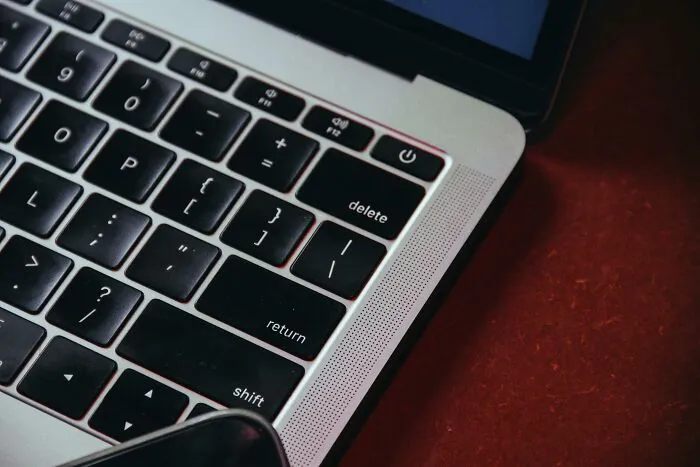 Teclado de laptop con tecla delete enfocada, simbolizando momentos en que personas decidieron vengarse de sus ex parejas.