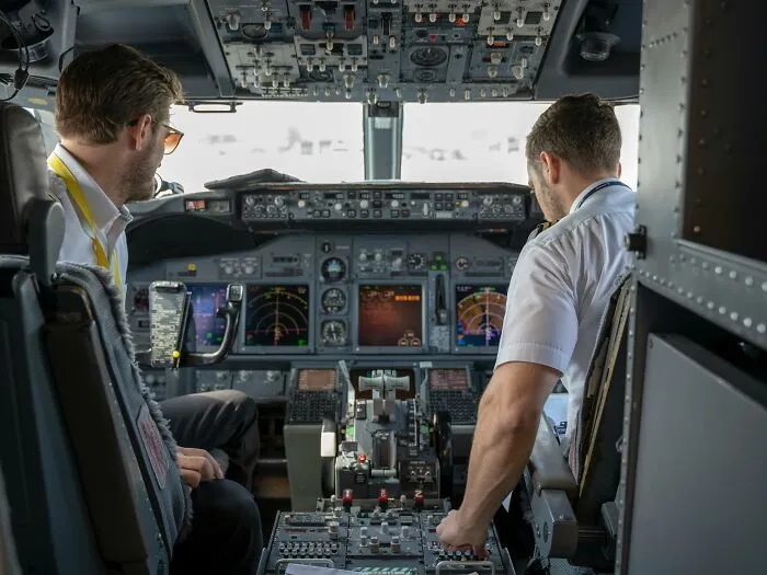 “Cabin Crew, Be Seated”: 43 Pilots Reveal Their Biggest Emergencies That The Passengers Were Oblivious To