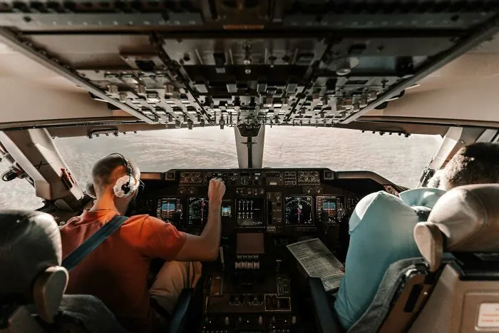 “Cabin Crew, Be Seated”: 43 Pilots Reveal Their Biggest Emergencies That The Passengers Were Oblivious To