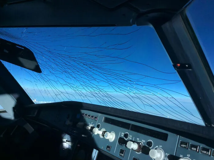 “Cabin Crew, Be Seated”: 43 Pilots Reveal Their Biggest Emergencies That The Passengers Were Oblivious To