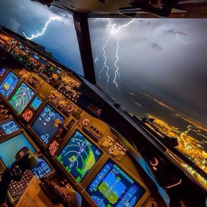 “Cabin Crew, Be Seated”: 43 Pilots Reveal Their Biggest Emergencies That The Passengers Were Oblivious To