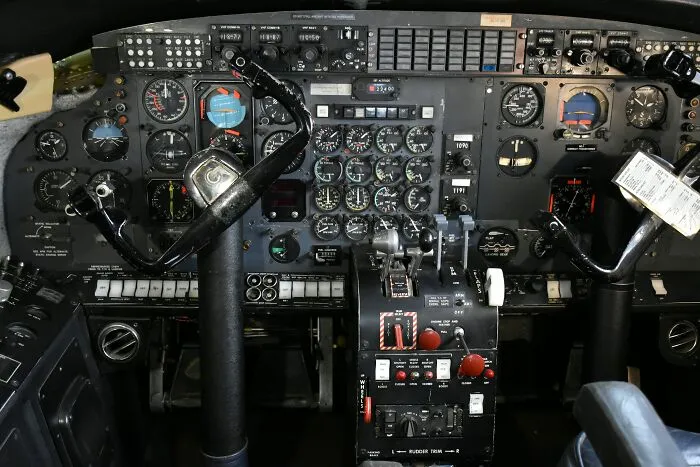 “Cabin Crew, Be Seated”: 43 Pilots Reveal Their Biggest Emergencies That The Passengers Were Oblivious To