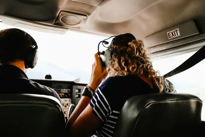“Cabin Crew, Be Seated”: 43 Pilots Reveal Their Biggest Emergencies That The Passengers Were Oblivious To