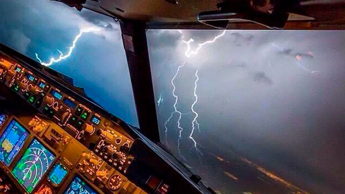 “Cabin Crew, Be Seated”: 43 Pilots Reveal Their Biggest Emergencies That The Passengers Were Oblivious To