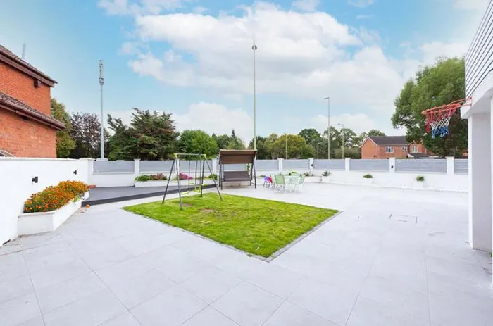 Posiblemente el jardín más deprimente que he visto jamás. Como si los padres, en su impecable casa de mármol, hubieran tenido que hacer una pequeña concesión a sus hijos y hubieran creado el espacio de diversión más pequeño y triste posible.