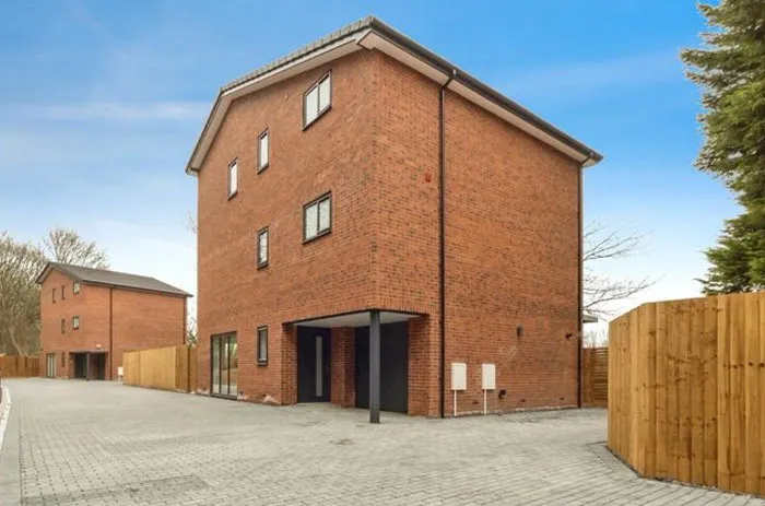 Vivienda británica en su máxima expresión: entorno, escala, paisaje, proporción, detalles y delicadeza, ¡todo completamente ausente!
