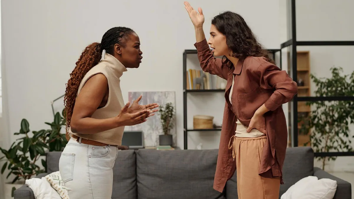 SIL Thinks She Can Insult Woman's College, Fumes After Her Harsh Comeback Questioning Her Degree