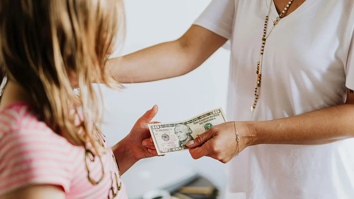 Pregnant Lady Expects SIL’s Kids To Help Her With Chores For Free, Fed-Up Mom Stops Sending Them