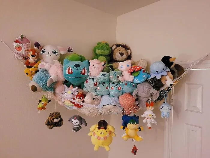 Your Plushies Will Stop Pushing You Off The Mattress In The Middle Of The Night Once You Sweep Them Into The <a Style="Display:inline;" Href="Https://Www.amazon.com/Lillys-Love-Stuffed-Storage-Hammock/Dp/B01coh2r98?ie=utf8&th=1&linkcode=ll1&tag=bpwoodpecker-20&linkid=1113470c7aa4dfece42bdb634cb462cc&language=en_us&ref_=as_li_ss_tl" Target="_blank">   <span Style="Font: Inherit; Color: #d74b1f;"> Stuffed Animal Hammock </Span> To Hang Out In The Corner