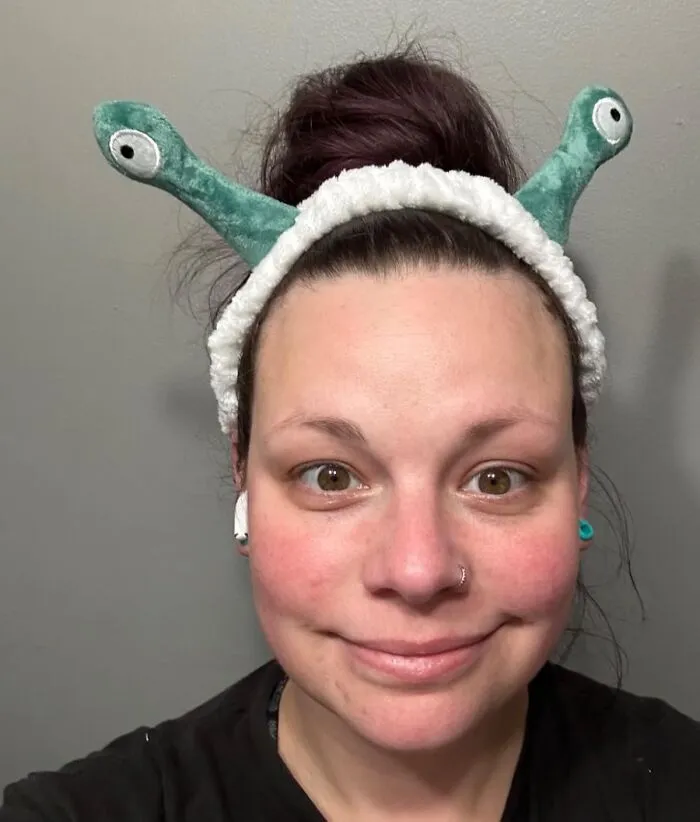 A <a Style="Display:inline;" Href="Https://Www.amazon.com/Canitor-Headband-Washing-Makeup-Skincare/Dp/B0ckt22bz7?ie=utf8&th=1&linkcode=ll1&tag=bpantelope-20&linkid=43c6849b0c1ca899956dca440ebd3b67&language=en_us&ref_=as_li_ss_tl" Target="_blank">   <span Style="Font: Inherit; Color: #d74b1f;"> Snail Spa Headband </Span> Will Make Your Skincare Routine Feel Less Like A Chore And More Like A Bizarre, Slightly Slimy, But Deeply Adorable Ritual