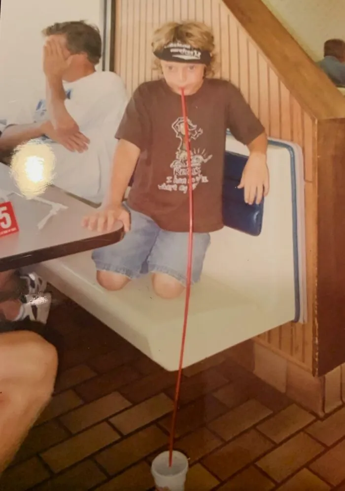 Mi tío avergonzado de cómo yo intentaba tomar mi refresco en público
